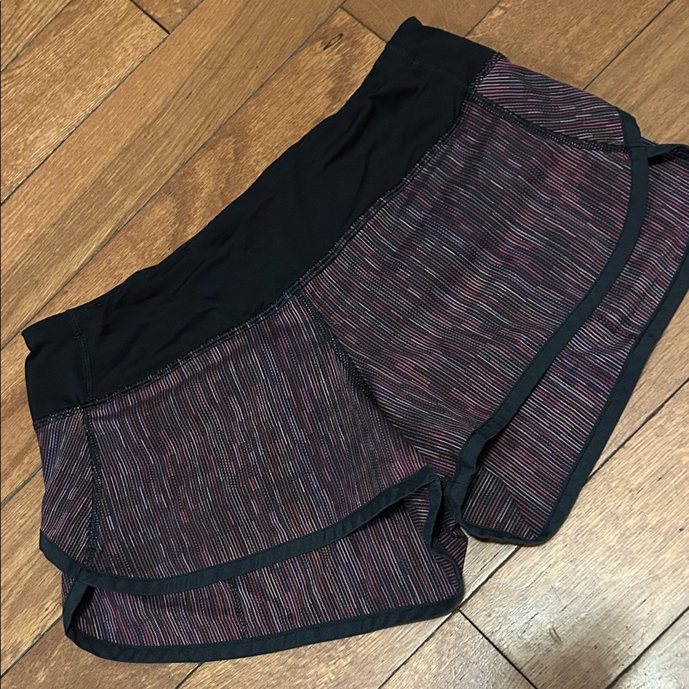 Lululemon hotty hot low rise lined shorts 2.5”